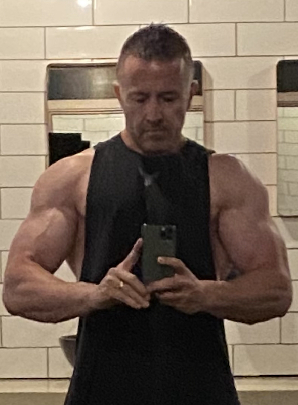 Selfie of bodybuilder in a muscle shirt, author of Grow Fitness